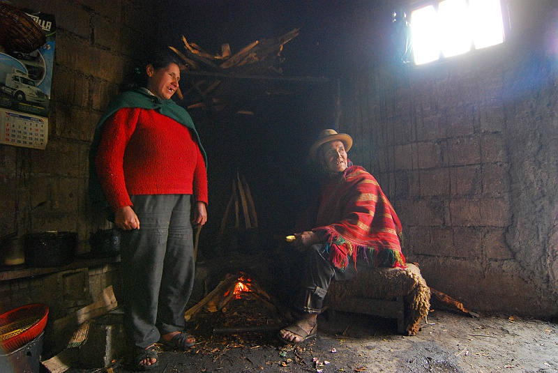 Laura i Astronom-211.JPG - Na przełęczy jedno z najsmutniejszych miejsc, które przyszło nam odwiedzić. Przy tym chlewiku trzciniaste chatynki w dżungli wydają się przytulne i zadbane. (Zdjęcie: Laura i Astronom)